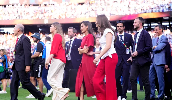 Regina Letizia, Regele Felipe, Prințesa Leonor, Infanta Sofia la finala CM de fotbal, Profimedia (2) jpg