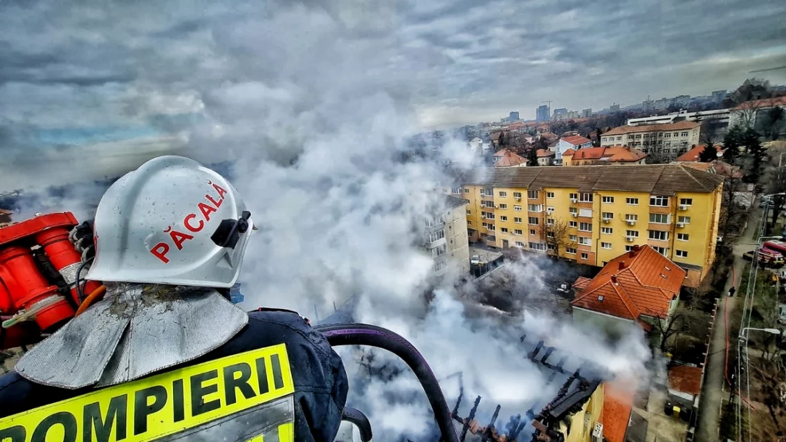 Mansardă distrusă într-un incendiu FOTO ISU Timiş