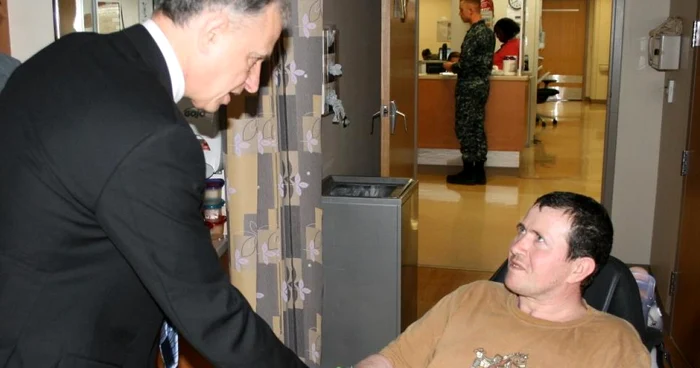 Mircea Geoană, în vizită la militarul Florinel Enache