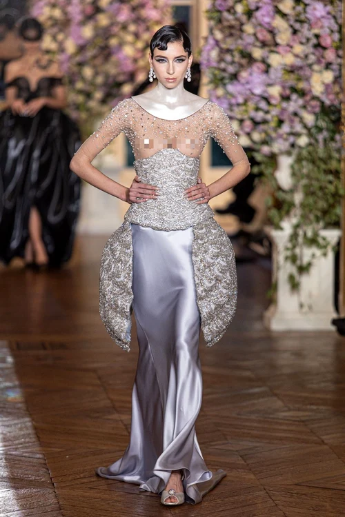 Model intr-o rochie transparenta de la Miss Sohee, la Saptamana Modei Haute Couture de la Paris