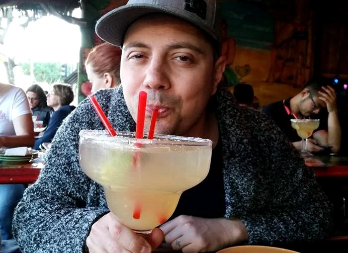 Dan Badea se răsfaţă peste Ocean cu băuturi fine şi petreceri cu băieţii