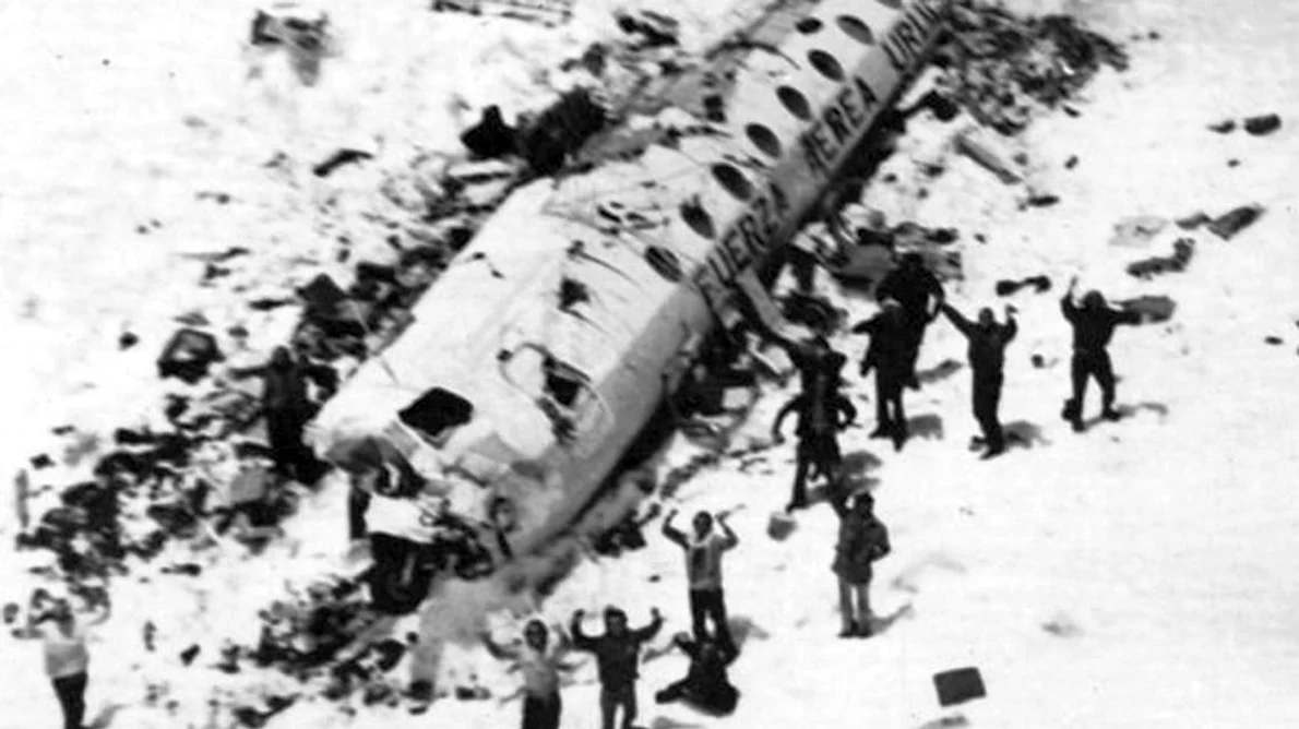 Calendar 23 decembrie: 1972   16 supraviețuitori ai unui avion prăbușit în Anzi au fost salvați după 72 de zile, în care au supraviețuit prin canibalism jpeg