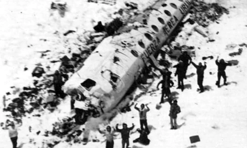 Calendar 23 decembrie: 1972   16 supraviețuitori ai unui avion prăbușit în Anzi au fost salvați după 72 de zile, în care au supraviețuit prin canibalism jpeg