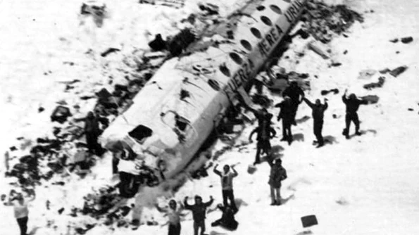 Calendar 23 decembrie: 1972   16 supraviețuitori ai unui avion prăbușit în Anzi au fost salvați după 72 de zile, în care au supraviețuit prin canibalism jpeg