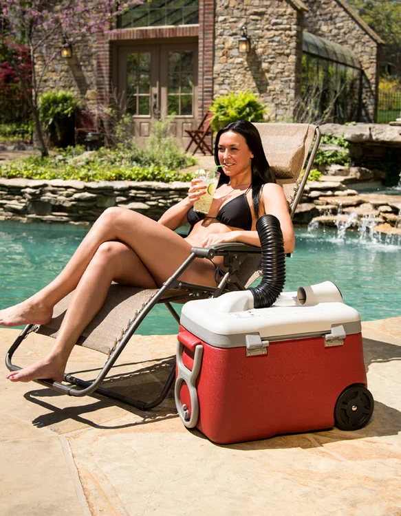 Lada se umple cu doi litri de apă şi sticle cu băuturăFoto: Hepta