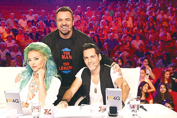 
    Delia, Brenciu și  Ștefan Bănică  sunt serviți cu  ciorbe la filmări  