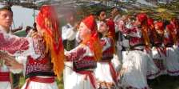Localnicii vor avea parte de dansuri specifice zonei Foto: arhivă Adevărul