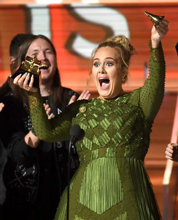 Adele a rupt în două trofeul Grammy pentru cel mai bun album 