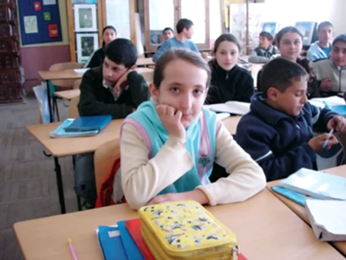 Sărăcia goleşte şcolile bistriţene de elevi