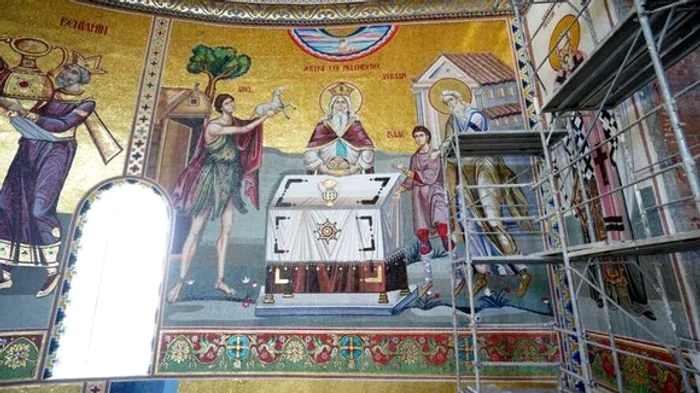 Muncă minuţioasă pentru realizarea mozaicului