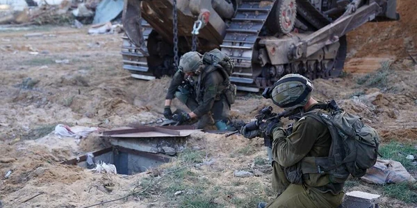 soldati israelieni verifica tunelurile hamas din gaza foto IDF jpg