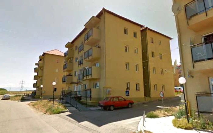 Mai mulţi deveni au dat ilegal bani funcţionarei, pentru a putea obţine apartamente în blocurile de locuinţe sociale.