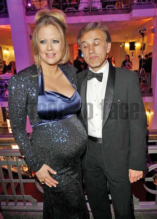 Christoph Waltz se uită ţintă la bustul Barbarei Schöeneberger