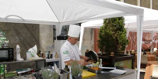 Restaurantele şi-au mutat bucătăriile în stradă. FOTOSimona Suciu