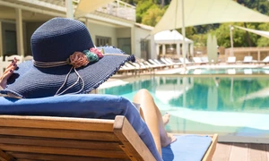 Vacanță la piscină  Foto Freepik com jpg