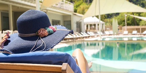 Vacanță la piscină  Foto Freepik com jpg