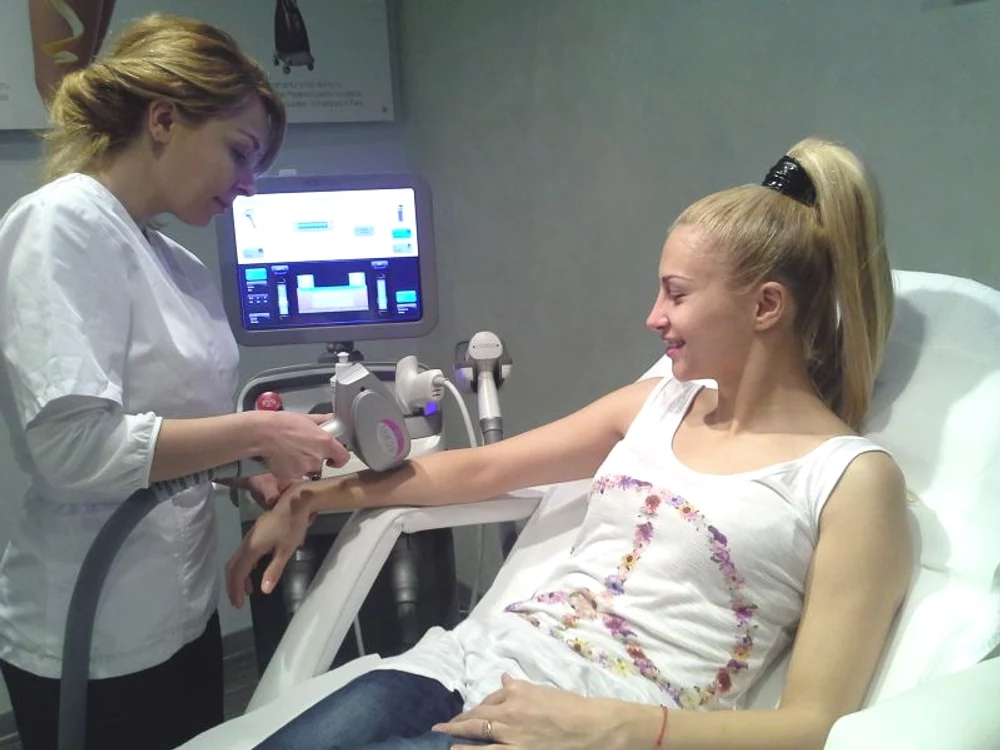Cântăreaţa Lora, la Elos Beauty Clinic.