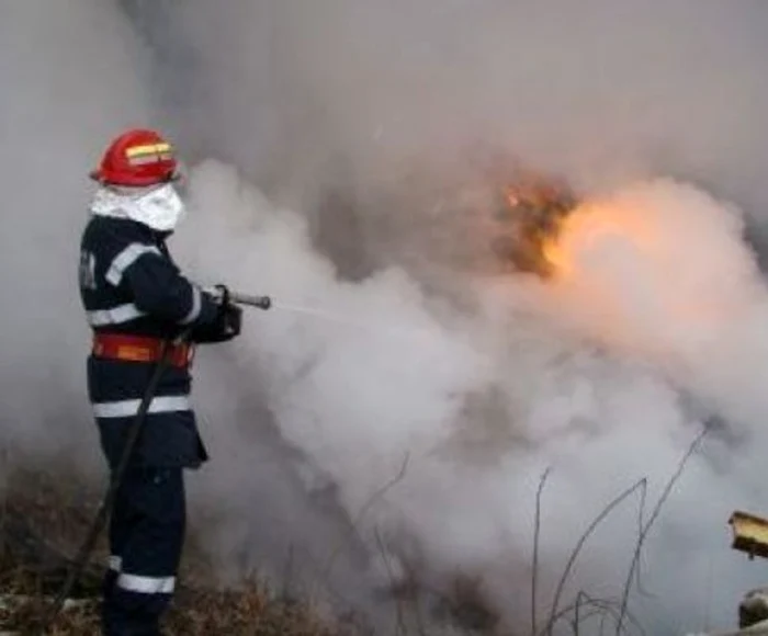 
    Incendiu la un depozit din București  