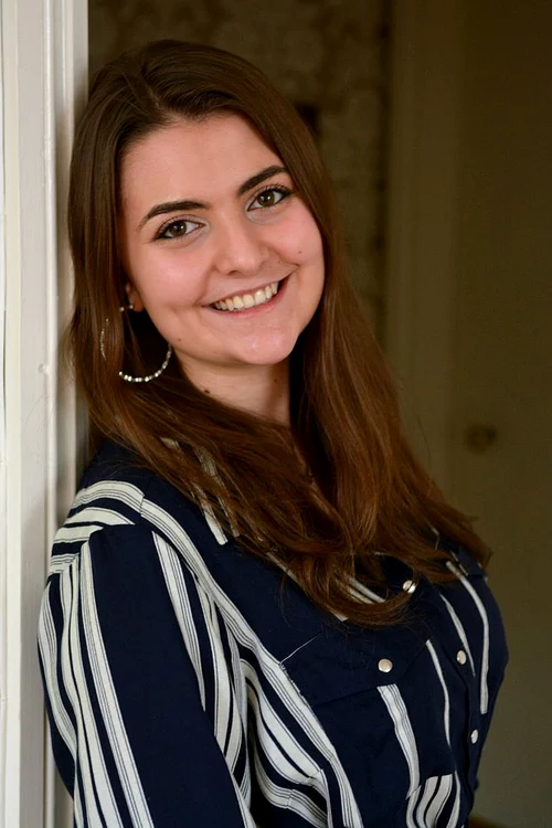 Tânăra are acum o înfățișare normală