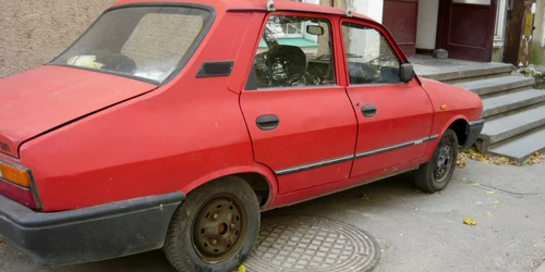 Furau carburant dintr-o maşină parcată pe stradă (foto arhivă)