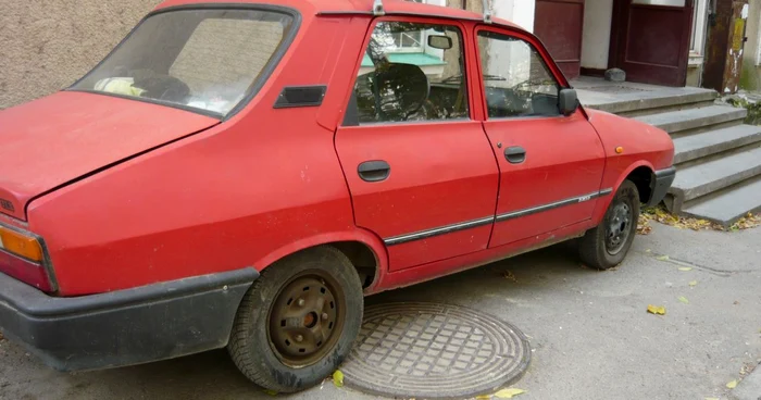 Furau carburant dintr-o maşină parcată pe stradă (foto arhivă)