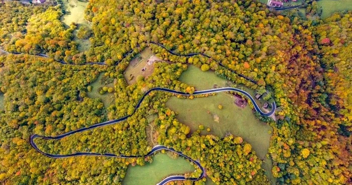 Unul dintre cele mai frumoase drumuri montane din România. FOTO: Bluedot.ro