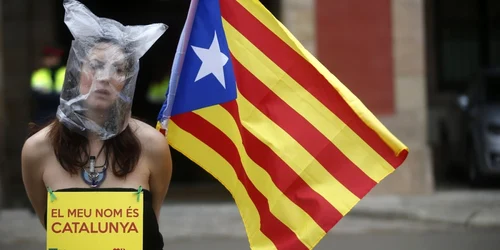 Un protestatar pro-independenta sta in fata parlamentului din Catalunia in timp ce parlamentarii voteaza  in Barcelona Spania FOTO Reuters