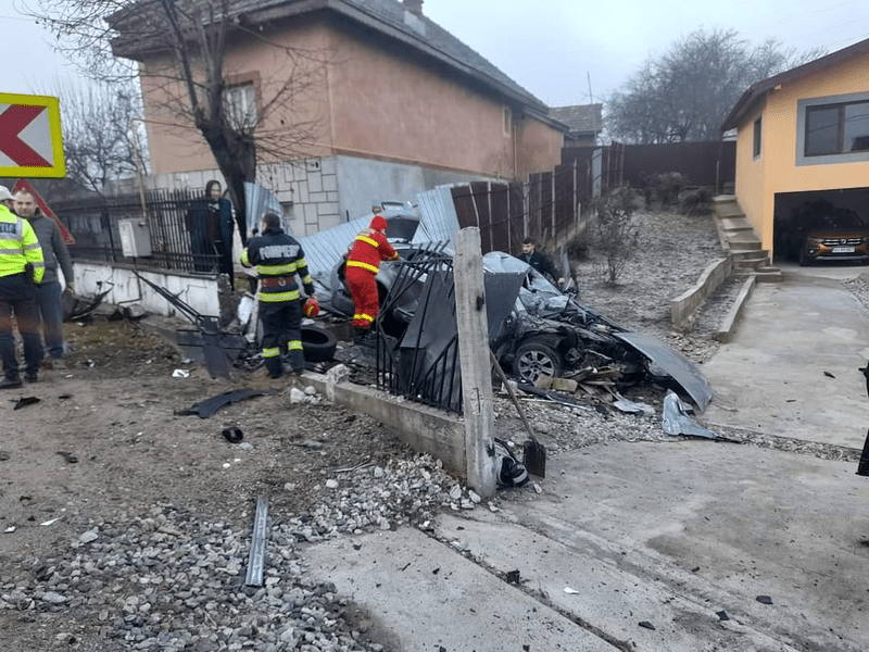 Accident teribil pe DN66. Au scăpat miraculos cu viață din mașina transformată într-un morman de fiare