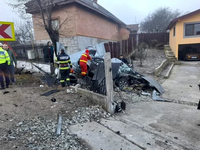 Mașina scăpată de sub control a intrat în gardul unei locuințe FOTO ISU Gorj