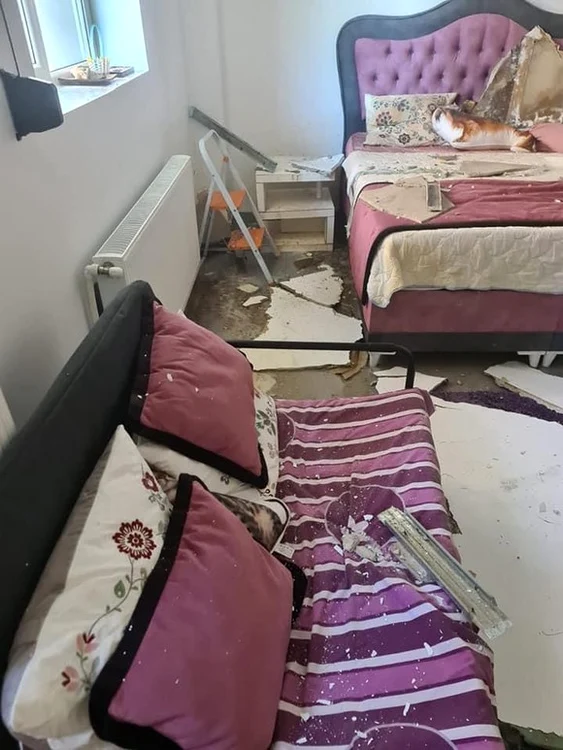 
    Tavanul s-a prăbușit peste toate lucrurile din apartamentfoto: arhiva personală/Facebook  