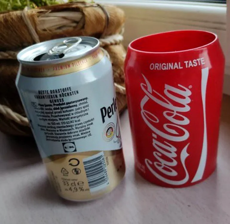 Așa arată ”îmbrăcămintea” care ascunde doza de bere, folosită de britanici. Foto Twitter
