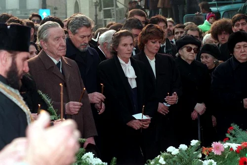 Emil Constantinescu și Familia Regală alături de Flavia și Rodica Coposu la funeraliile lui Corneliu Coposu, 1995. FOTO: Casa Regală