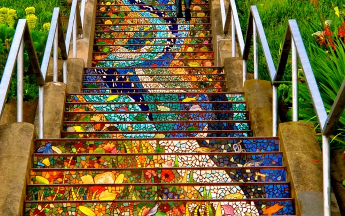 Scările de mozaic de pe 16th Avenue - Tiled Steps - San Francisco, construite de peste 300 de locatari cu sprijinul financiar al altor peste 200 de vecini, Foto: boredpanda com - credit Jored Wong