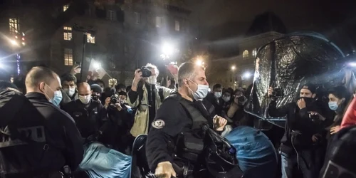Poliţia franceză scoate migranţi din corturi în centrul Parisuluui FOTO EPA-EFE