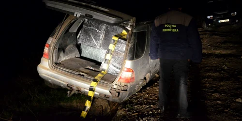 Autoturism blindat cu ţigări de contrabandă la Botoşani FOTO Poliţia de Frontieră