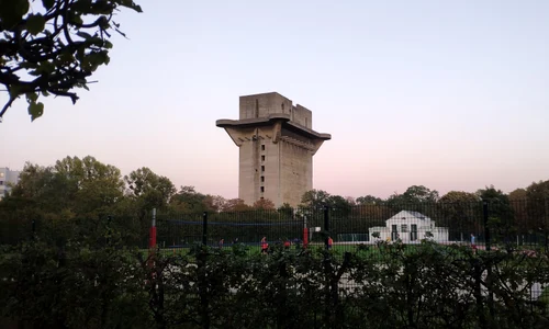 Augarten turnul L de dirijare vazut de departe jpg