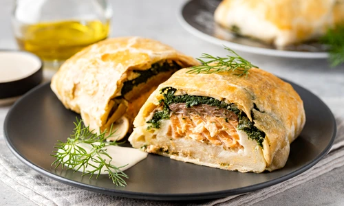 Rulada cu somon ciuperci si spanac  Sursa foto shutterstock 1820489453 jpg