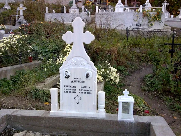 Solistul nu a mai fost de un an la mormantul părinţilor lui