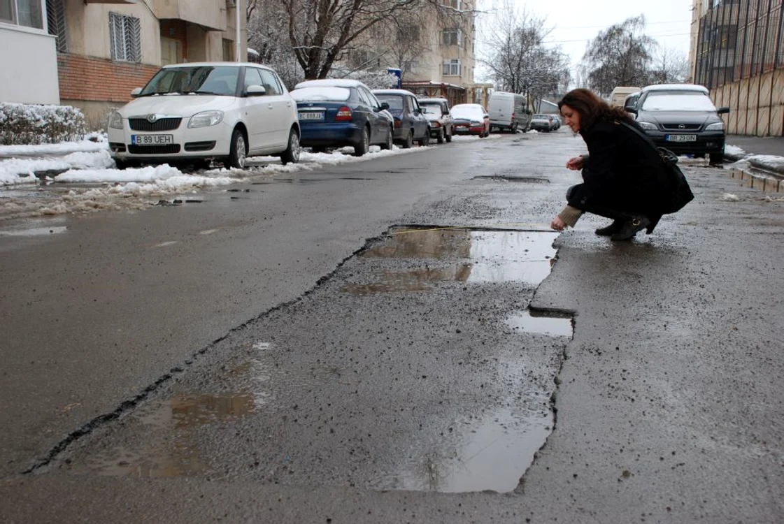 Groapa ocupă aproape jumătate din străduţă