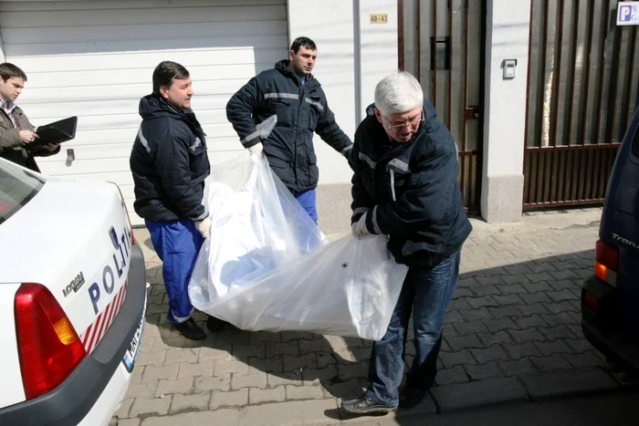 Cadavrul bărbatului a fost preluat de medicii legişti. FOTO: ARHIVĂ.