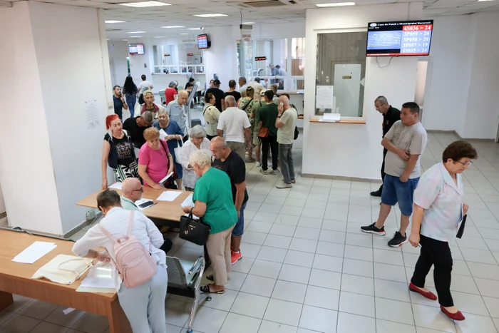 Pensionari pe holurile casei de pensii București