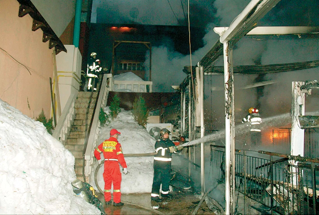 
    Pompierii s-au luptat  cu flăcările mai  bine de trei ore  (Fotografii: Florin Şuler, B365.ro)  