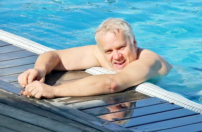 Tim Robbins  s-a relaxat la  piscină în  Insula Ischia