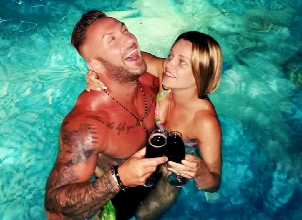 Ioana şi Lucian au savurat un pahar de vin în piscină
