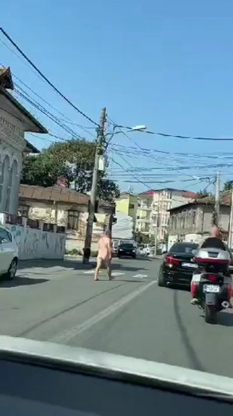 Oltean ieșit gol pe stradă, printre mașini. Șoferii l-au luat la rost: „Ce faci, nene, te dădu nevasta afară din casă?“ VIDEO