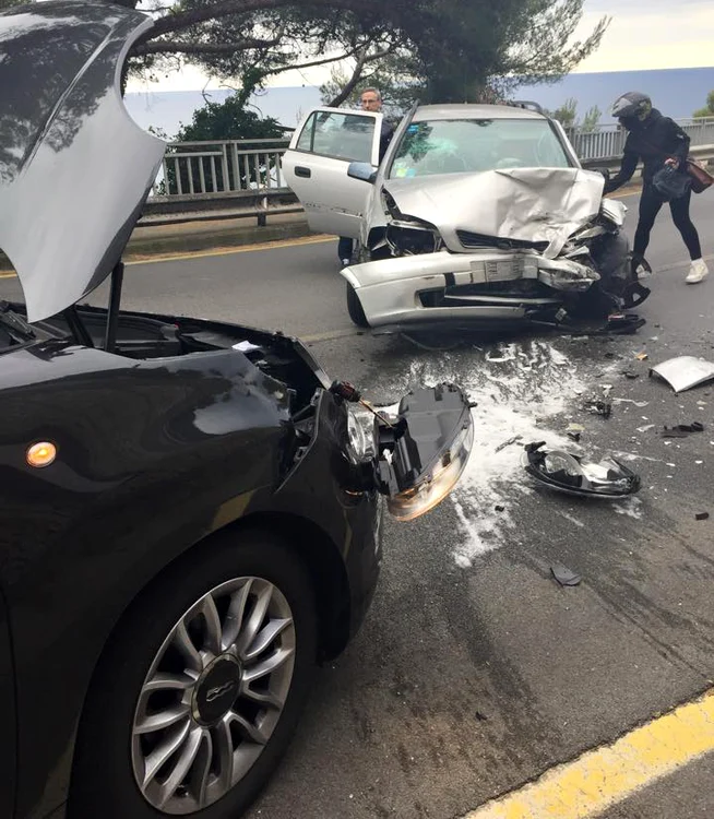 
    Solista Adora a fost în weekendul 22-24 mai în Italia, pentru o ședință foto, dar s-a întors speriată de moarte în urma unui cumplit accident de circulație în care a fost implicatăfoto: arhiva personală  