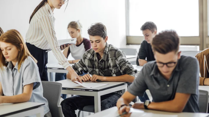 Un adolescent, în vârstă de 15 ani, a pălmuit o profesoară de germană la ore.