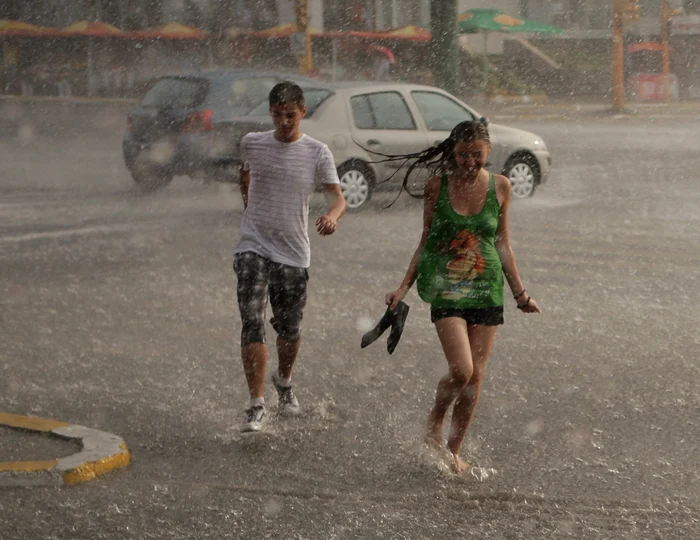 
    Ploile vor pune stăpânire pe aproape toată ţara începând de azi  