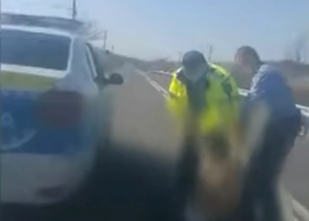 Femeia a fost dusă că forţa la maşina de poliţie