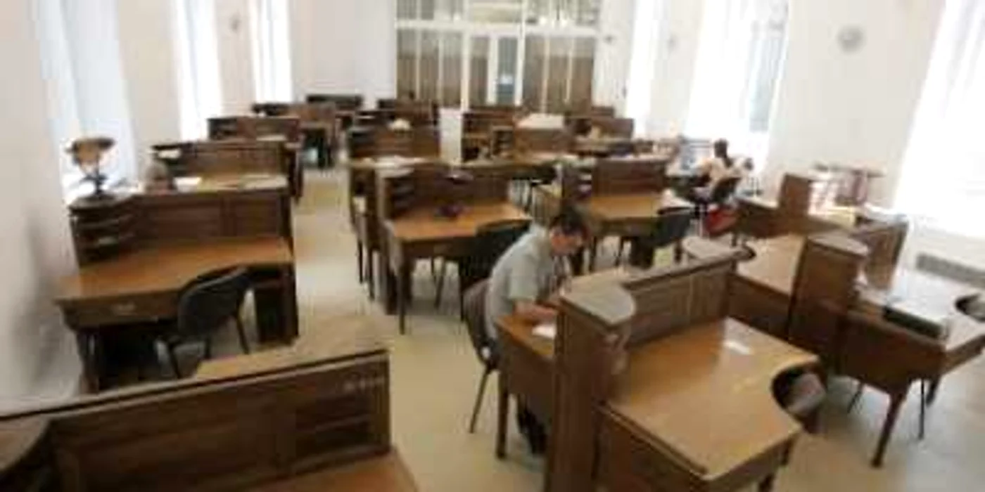 Cluj: Profesorii au luat locul tinerilor în biblioteci